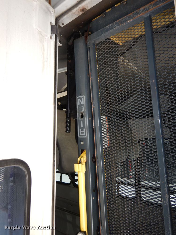 image for item DJ2915 2010 Ford E450 Super Duty  shuttle bus