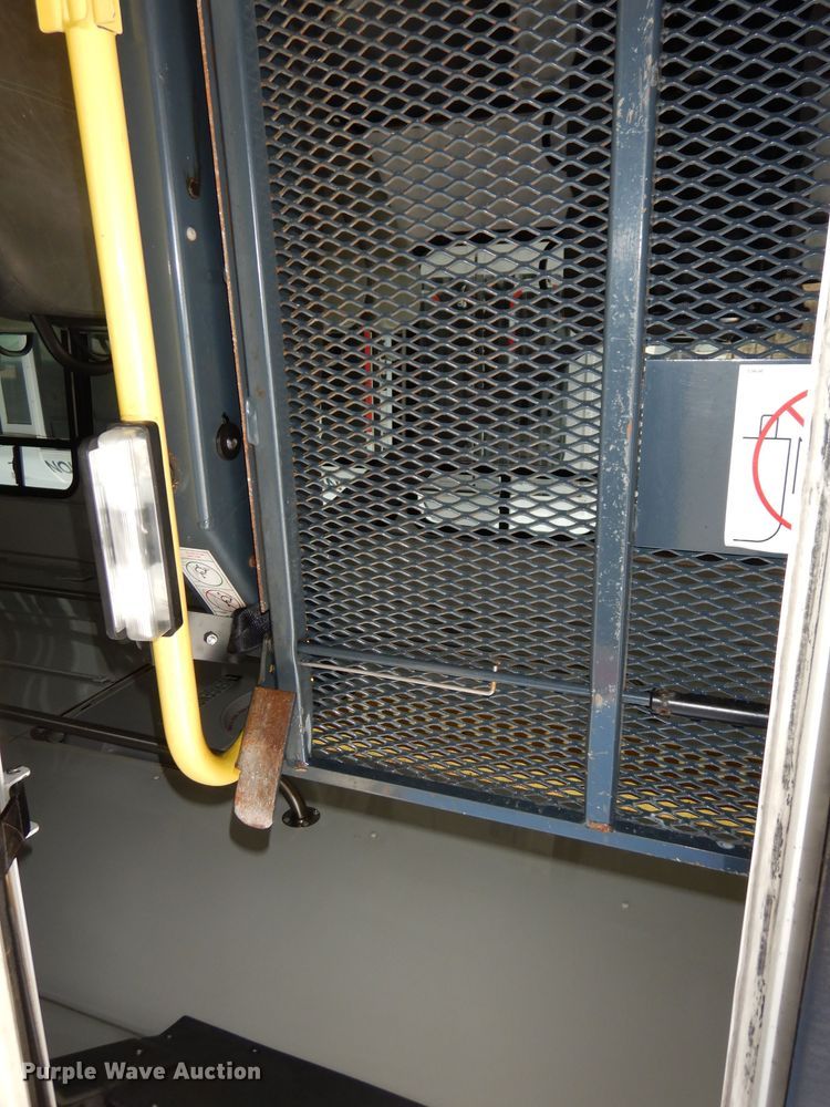 image for item DJ2915 2010 Ford E450 Super Duty  shuttle bus