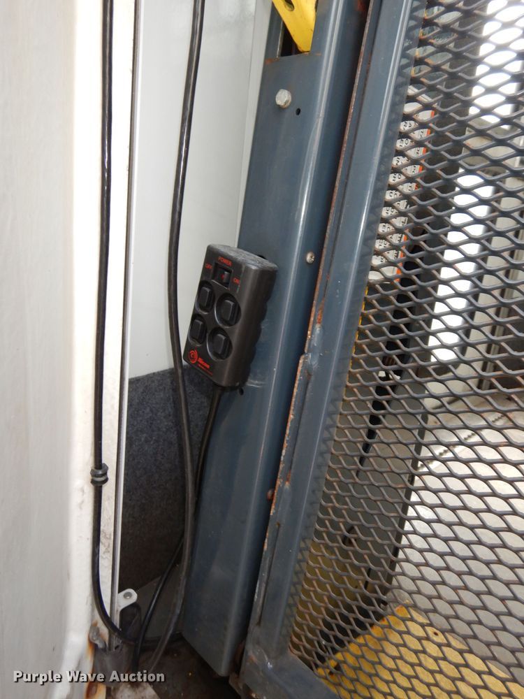 image for item DJ2915 2010 Ford E450 Super Duty  shuttle bus