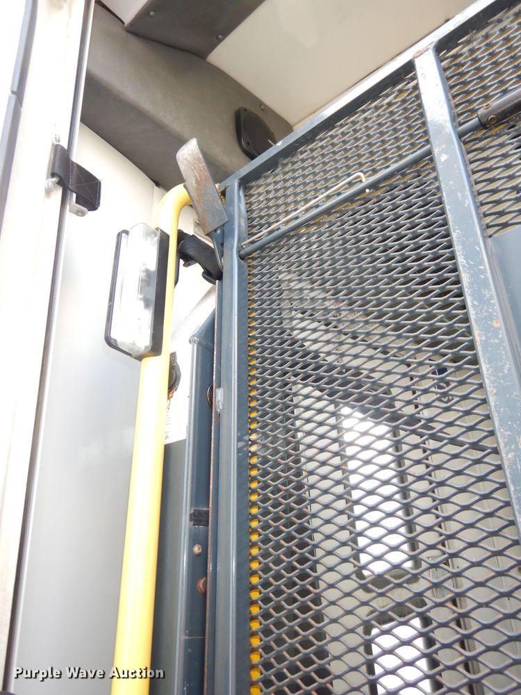 image for item DJ2915 2010 Ford E450 Super Duty  shuttle bus