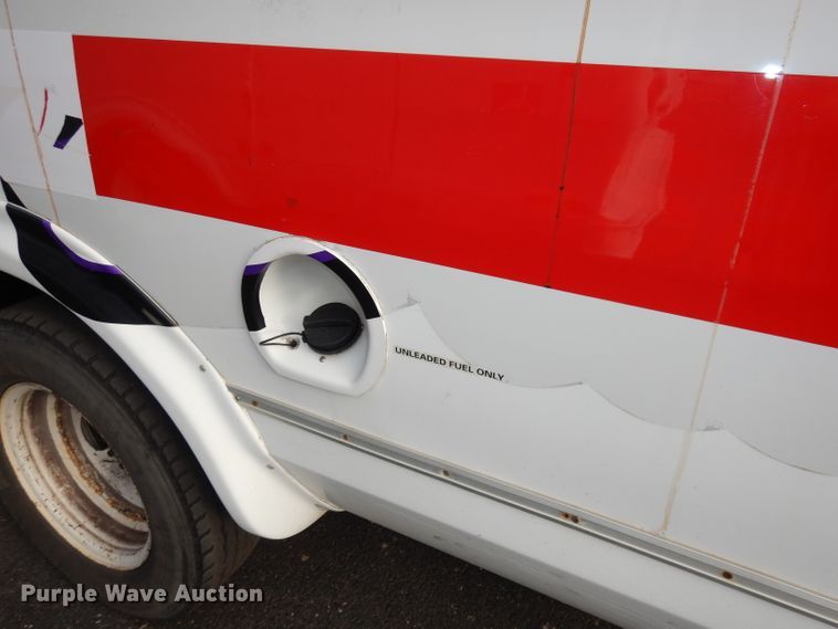 image for item DJ2915 2010 Ford E450 Super Duty  shuttle bus