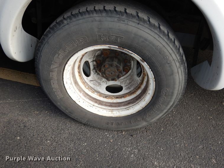 image for item DJ2915 2010 Ford E450 Super Duty  shuttle bus