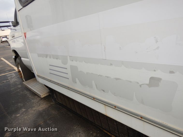 image for item DJ2915 2010 Ford E450 Super Duty  shuttle bus
