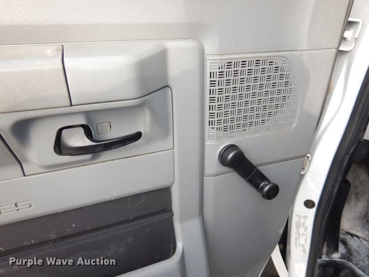 image for item DJ2916 2012 Ford E350 Super Duty  shuttle bus