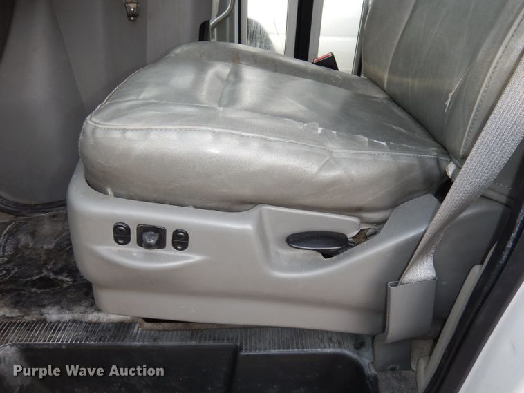 image for item DJ2916 2012 Ford E350 Super Duty  shuttle bus