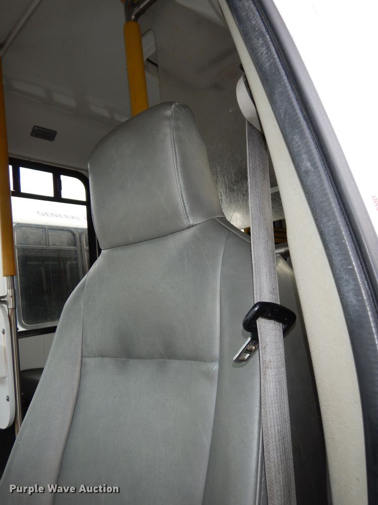 image for item DJ2916 2012 Ford E350 Super Duty  shuttle bus