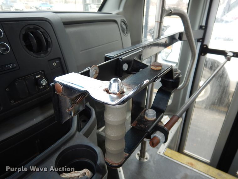 image for item DJ2916 2012 Ford E350 Super Duty  shuttle bus