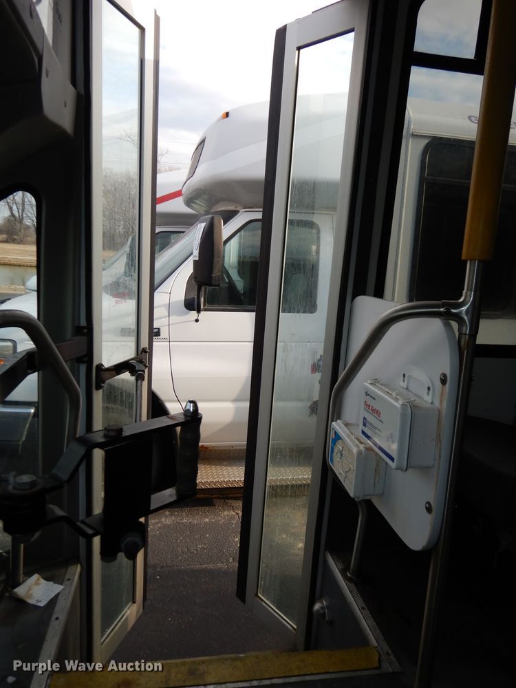 image for item DJ2916 2012 Ford E350 Super Duty  shuttle bus