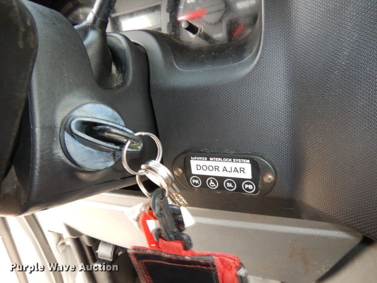 image for item DJ2916 2012 Ford E350 Super Duty  shuttle bus