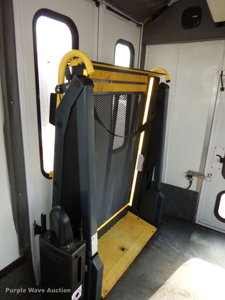 image for item DJ2916 2012 Ford E350 Super Duty  shuttle bus