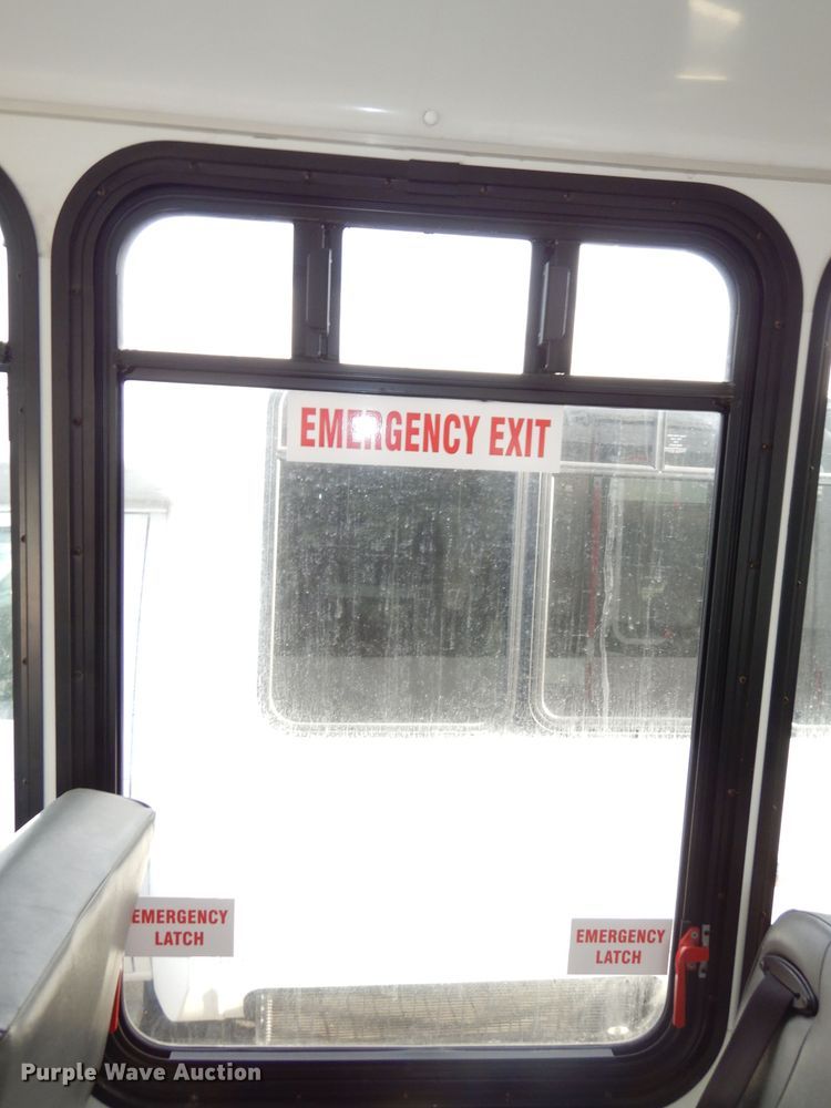 image for item DJ2916 2012 Ford E350 Super Duty  shuttle bus