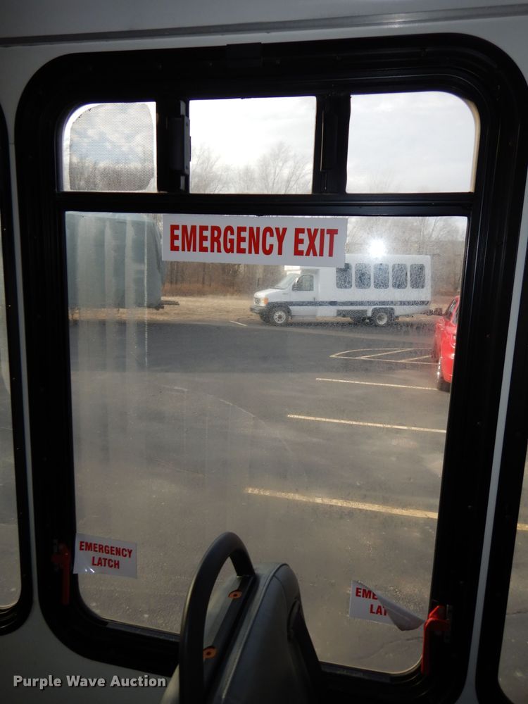 image for item DJ2916 2012 Ford E350 Super Duty  shuttle bus