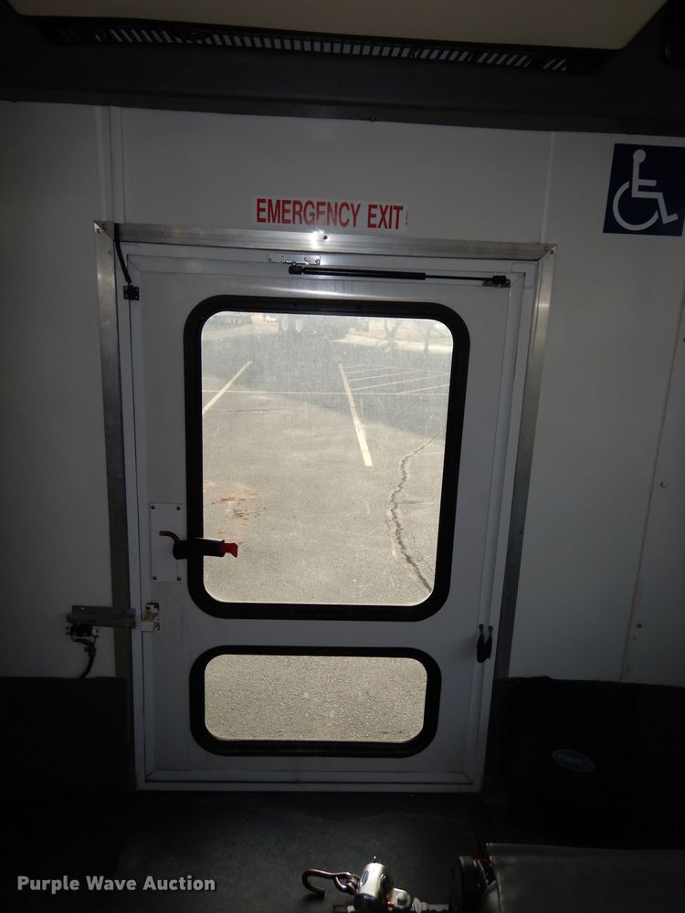 image for item DJ2916 2012 Ford E350 Super Duty  shuttle bus