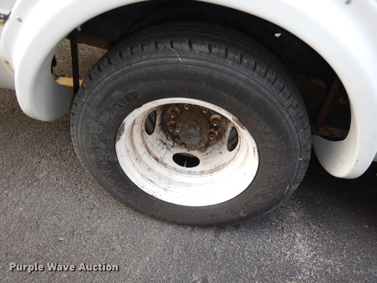 image for item DJ2916 2012 Ford E350 Super Duty  shuttle bus