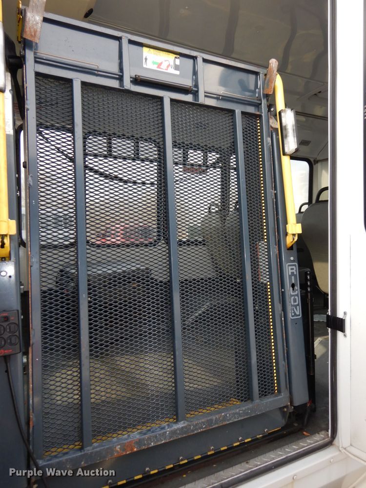 image for item DJ2916 2012 Ford E350 Super Duty  shuttle bus