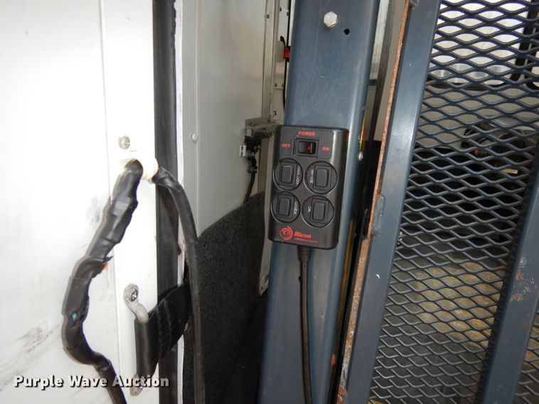 image for item DJ2916 2012 Ford E350 Super Duty  shuttle bus