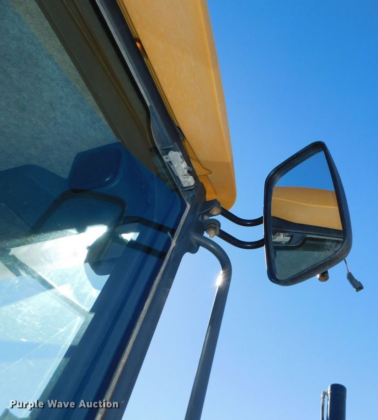 image for item DJ5952 2012 John Deere 772G  motor grader