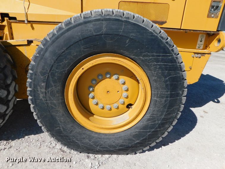 image for item DJ5952 2012 John Deere 772G  motor grader