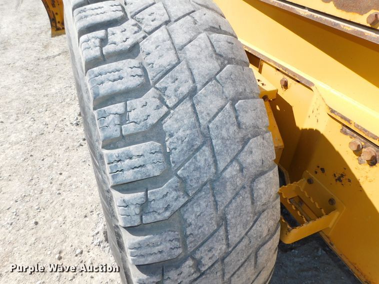 image for item DJ5952 2012 John Deere 772G  motor grader