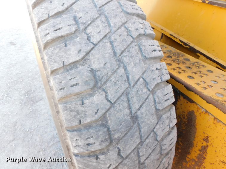 image for item DJ5952 2012 John Deere 772G  motor grader