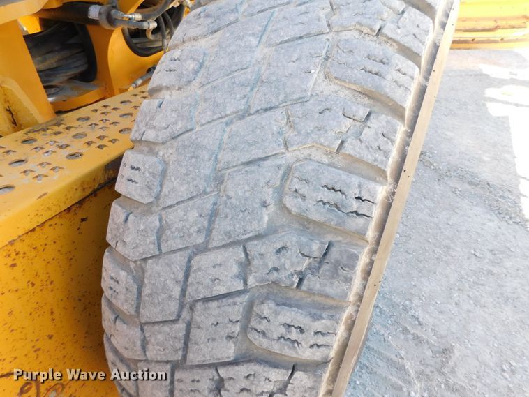 image for item DJ5952 2012 John Deere 772G  motor grader