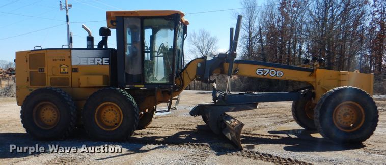 image for item DJ8687 2005 John Deere 670D  motor grader