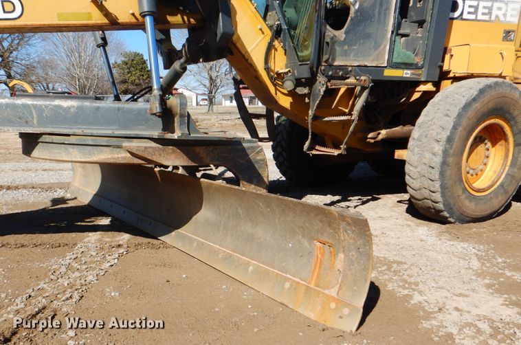 image for item DJ8687 2005 John Deere 670D  motor grader