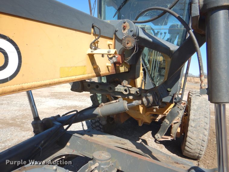 image for item DJ8687 2005 John Deere 670D  motor grader