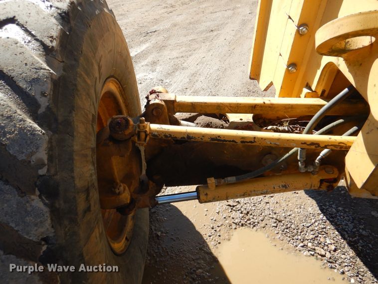 image for item DJ8687 2005 John Deere 670D  motor grader