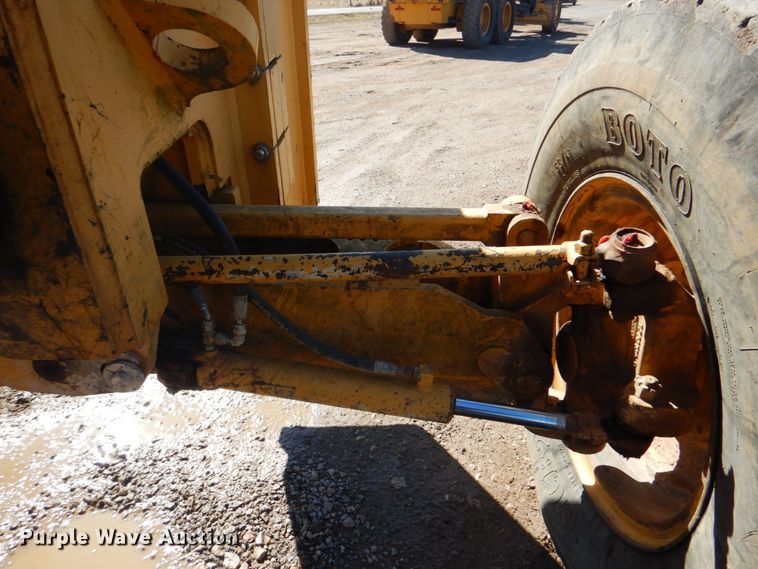 image for item DJ8687 2005 John Deere 670D  motor grader