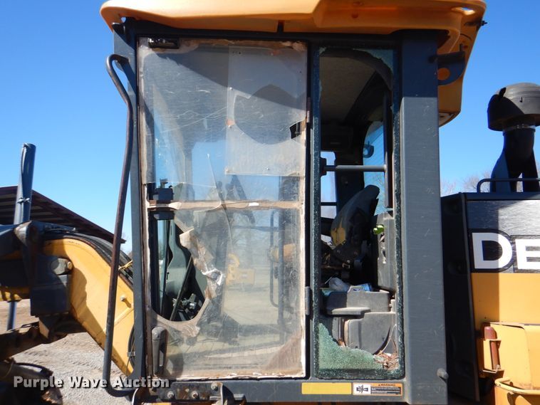 image for item DJ8687 2005 John Deere 670D  motor grader