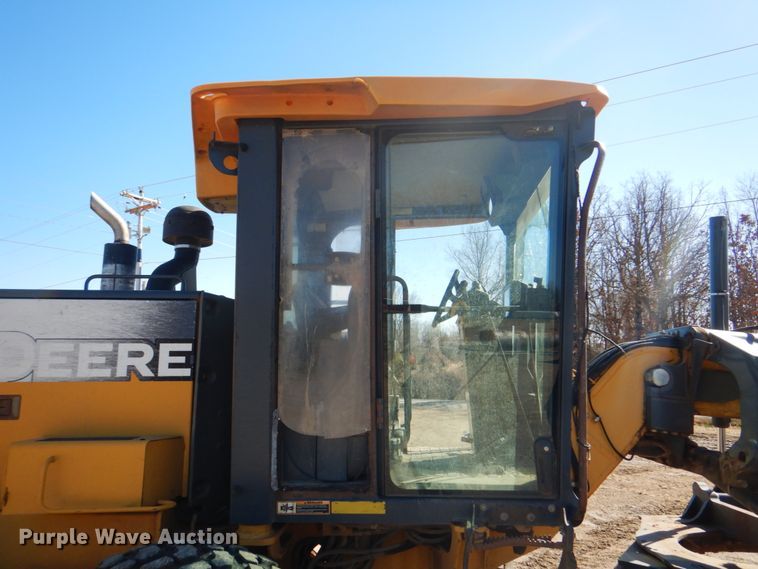 image for item DJ8687 2005 John Deere 670D  motor grader