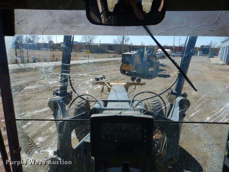 image for item DJ8687 2005 John Deere 670D  motor grader