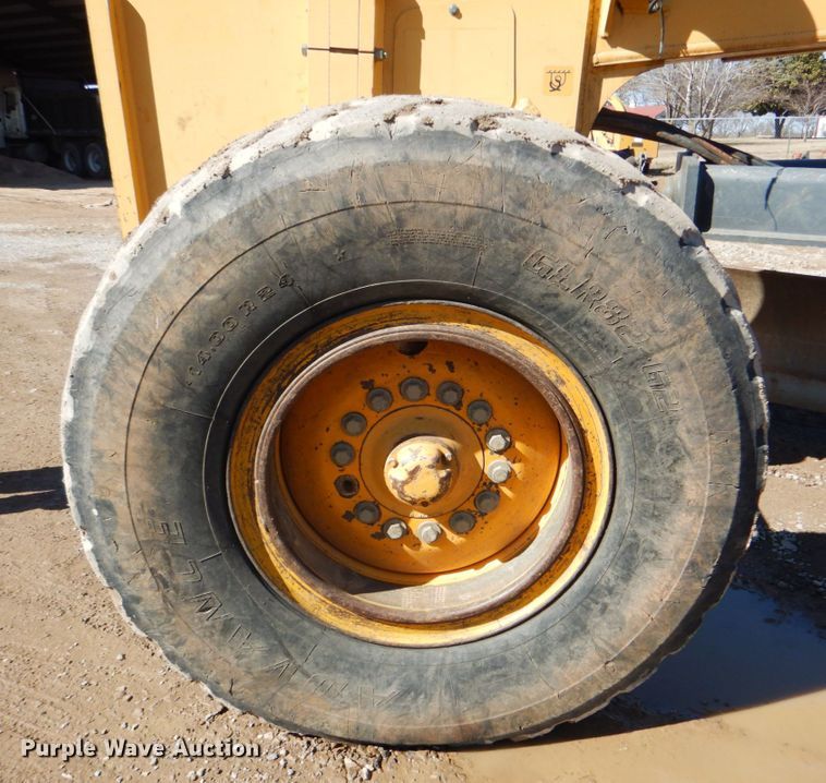 image for item DJ8687 2005 John Deere 670D  motor grader