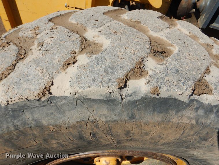 image for item DJ8687 2005 John Deere 670D  motor grader