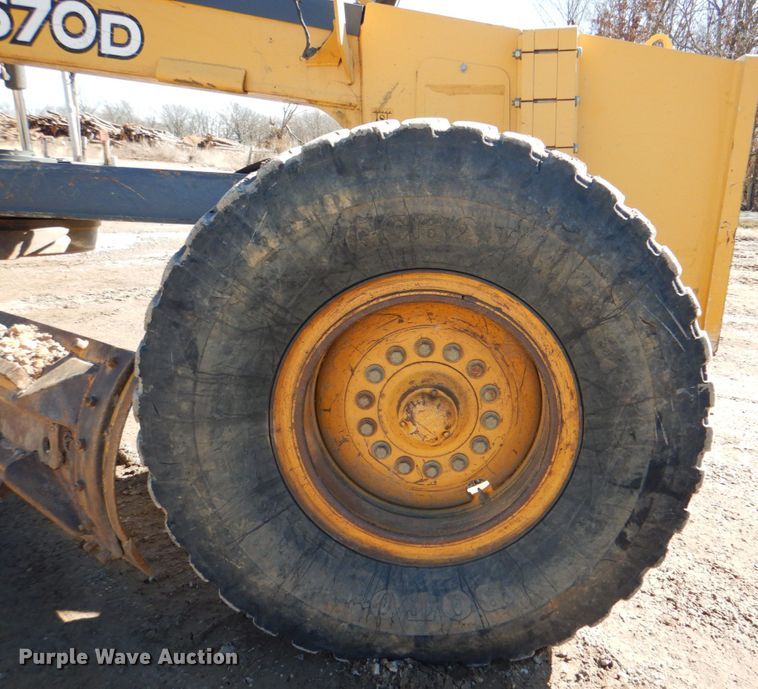 image for item DJ8687 2005 John Deere 670D  motor grader