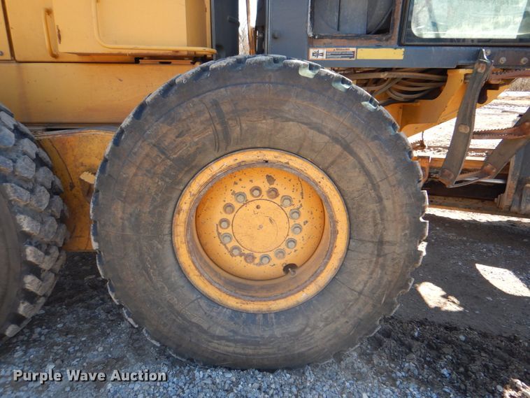 image for item DJ8687 2005 John Deere 670D  motor grader