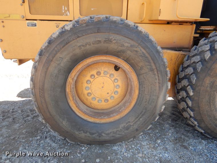 image for item DJ8687 2005 John Deere 670D  motor grader