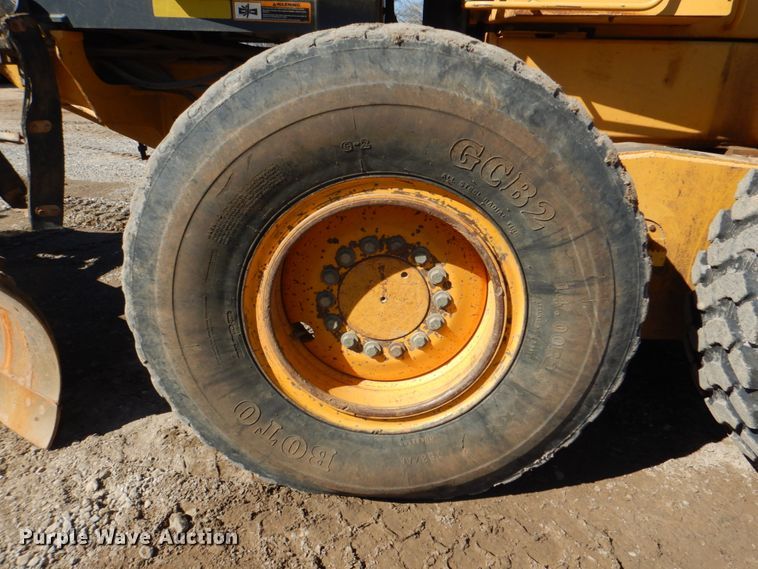 image for item DJ8687 2005 John Deere 670D  motor grader