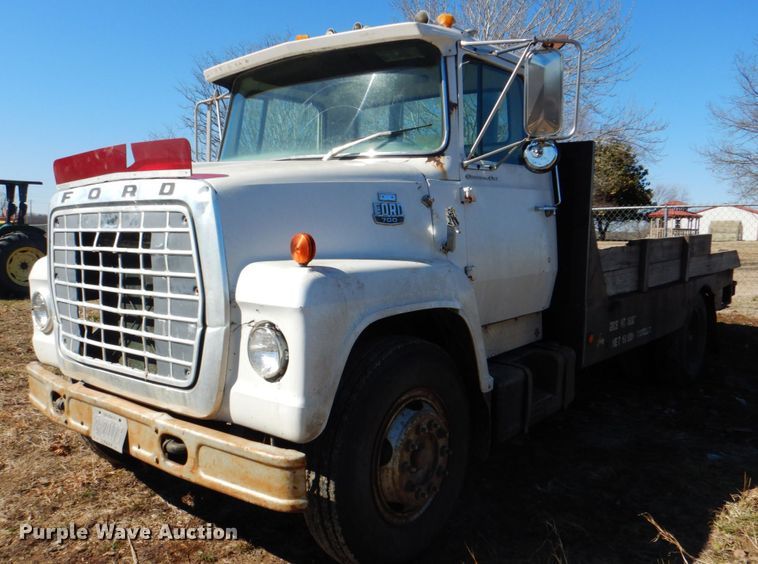 image for item DJ8689 1979 Ford F700  flatbed truck