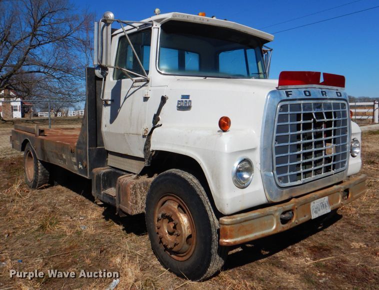 image for item DJ8689 1979 Ford F700  flatbed truck