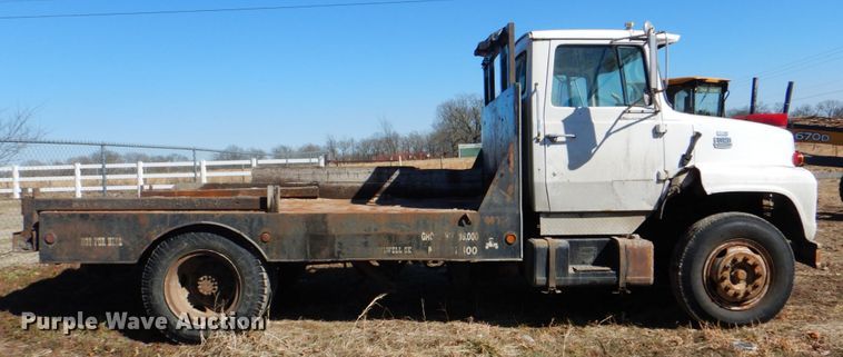 image for item DJ8689 1979 Ford F700  flatbed truck