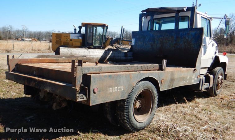 image for item DJ8689 1979 Ford F700  flatbed truck