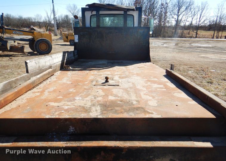 image for item DJ8689 1979 Ford F700  flatbed truck