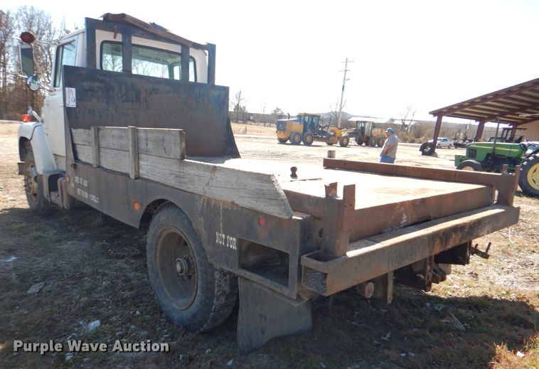 image for item DJ8689 1979 Ford F700  flatbed truck