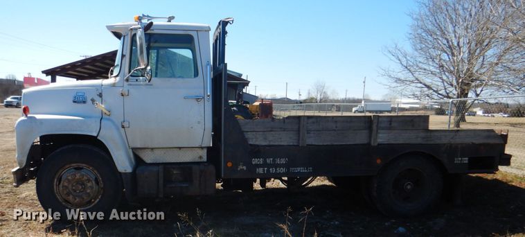 image for item DJ8689 1979 Ford F700  flatbed truck