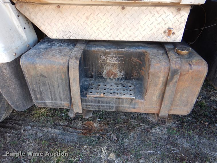 image for item DJ8689 1979 Ford F700  flatbed truck