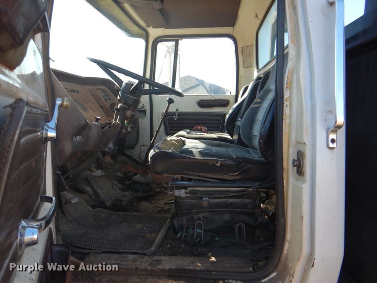 image for item DJ8689 1979 Ford F700  flatbed truck