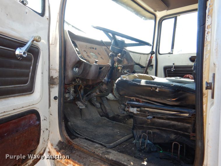 image for item DJ8689 1979 Ford F700  flatbed truck