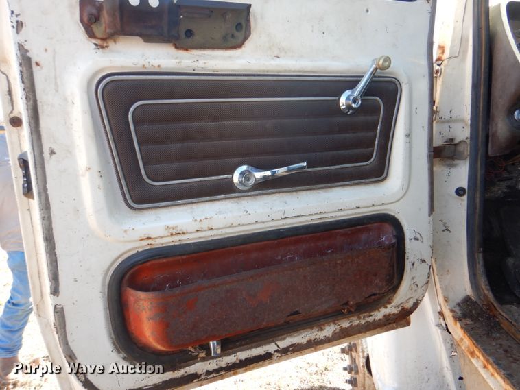 image for item DJ8689 1979 Ford F700  flatbed truck